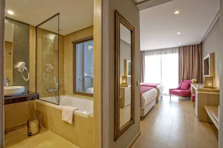 Room Twin Bed desde bano
