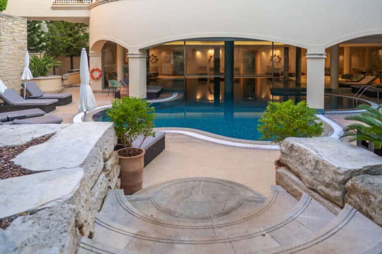 AH Hotel Innenpool 2