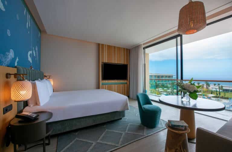 AGART_P0028 King Bed Ocean View Club Access