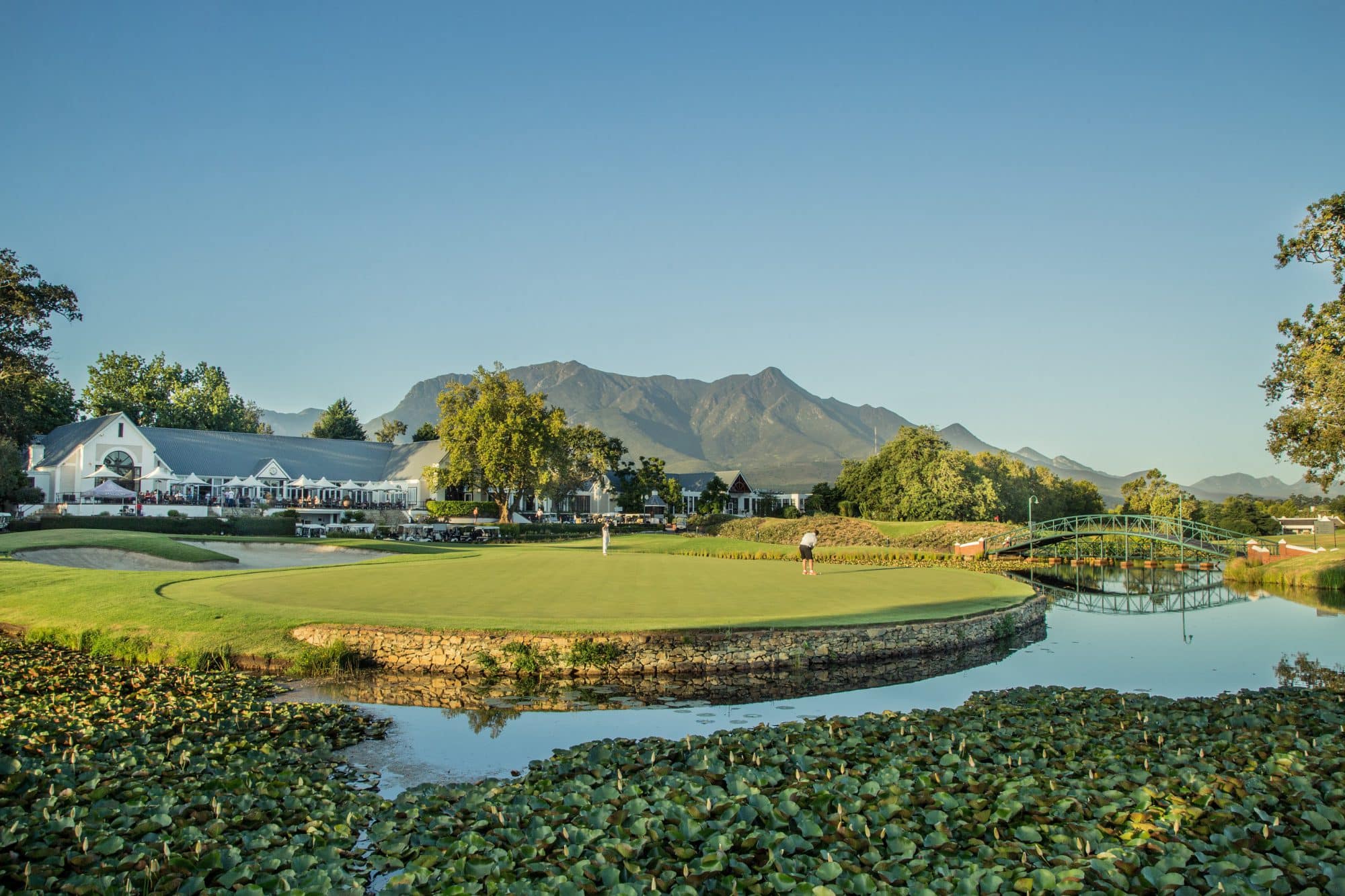 Golf in Südafrika – der Montagu Course in Fancourt an der Garden Route mit den Outeniqua-Bergen