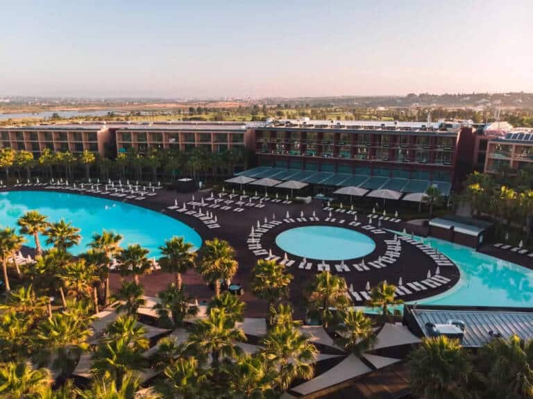 homepage-banner-pools-vidamar-hotels-resorts-algarve-1367x1024 (1)