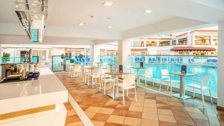 globales-gardenia-bar-piscina