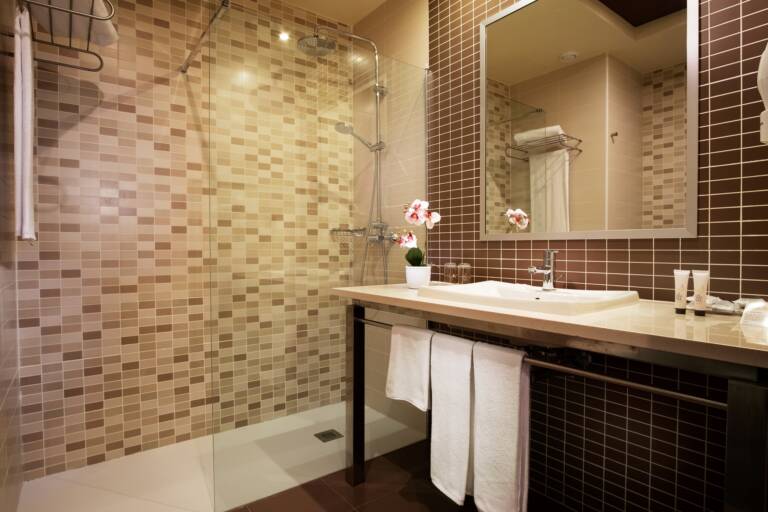 13- Double Swim Up bathroom