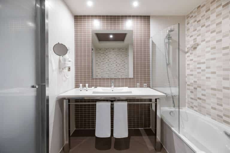 9- Double room Bathroom
