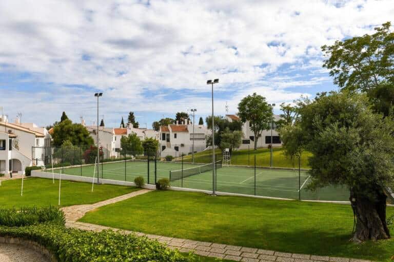 Tenis court (campo de ténis)