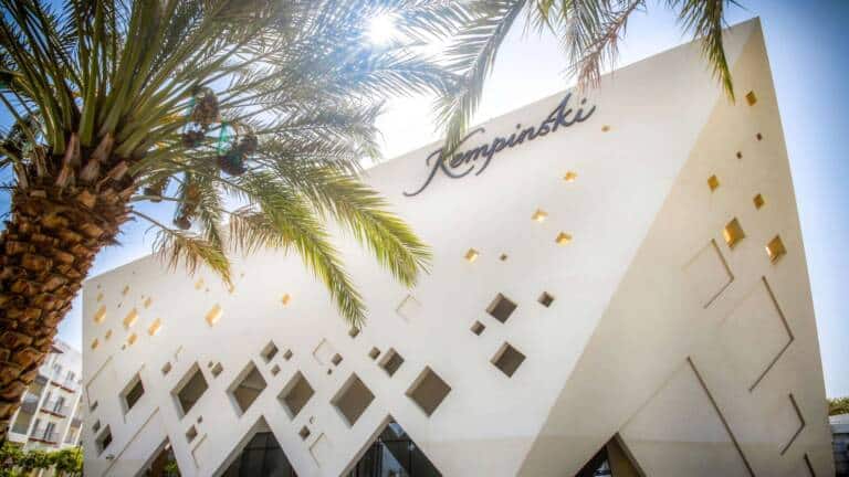 930bca7d4ab2-74500445_4K_converted