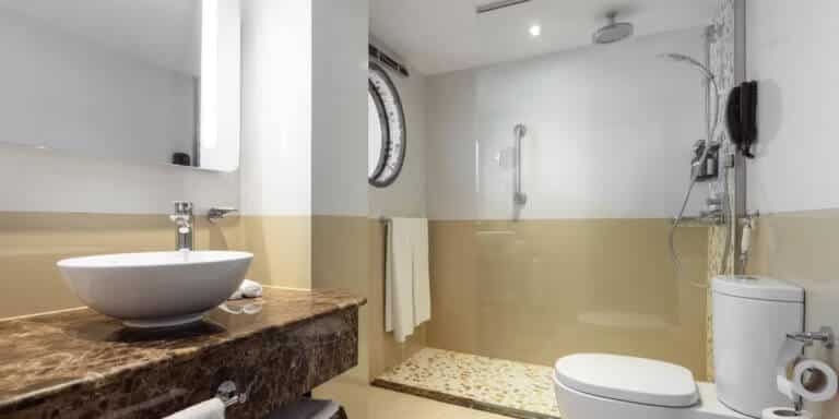 crowne-plaza-muscat-8732254394-2x1