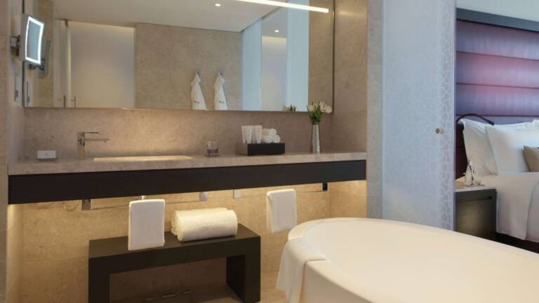 d2dedcbf15d1-74500473_4K_converted