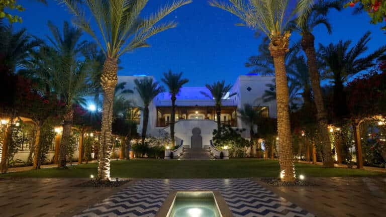 DXBPH-P0715-Hotel-Exterior-Palm-Garden-Night