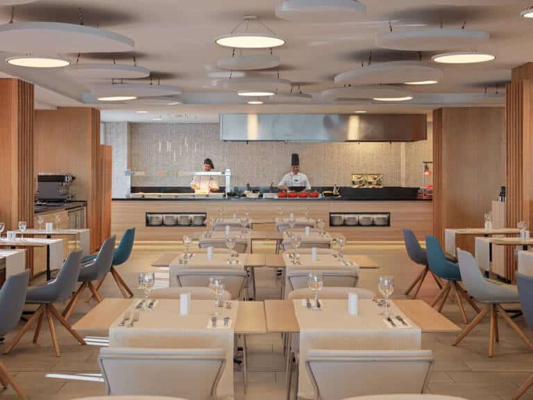 26-3-25-restauranteprincipalmontajecena2concoecineros136-d6805b69551754f3b531bfb05faa6fdd