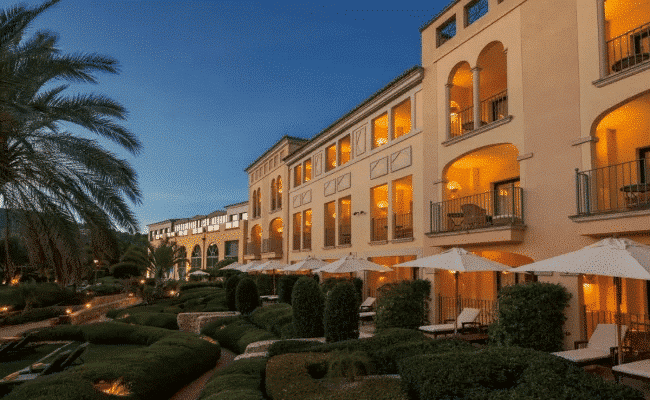 deluxe-garden-terrace-night-5035c392