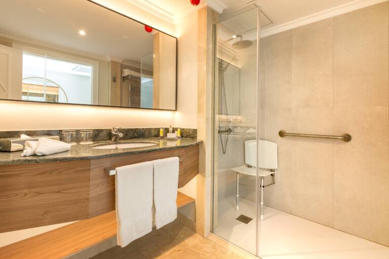 alcmm-accesible-bathroom-5522-hor-clsc