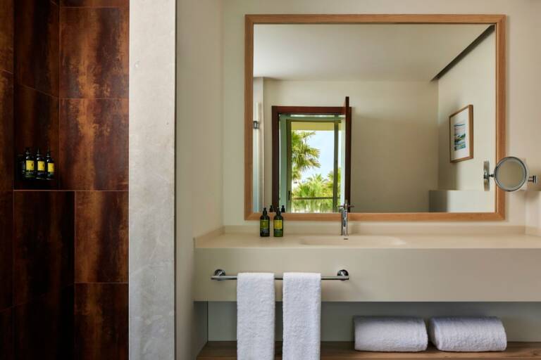 mc-faopv-t3-queen-bedroom-bathroom-11511_Classic-Hor